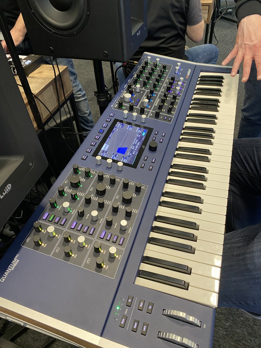 djshopby's tweet photo. 🎞 Ловите очередную порцию фото с Superbooth 2023.
📌 Тут у нас:
✅ Цифро-аналоговый 20-голосный синтезатор Super Gemini от UDO
✅ Еврорековая сборка от Make Noise
✅ Компактный девайс для продакшна Polyend Tracker Mini
✅ Обновлённый флагман Quantum Synthesizer MK2 от Waldorf https://t.co/vigWAK7PKm