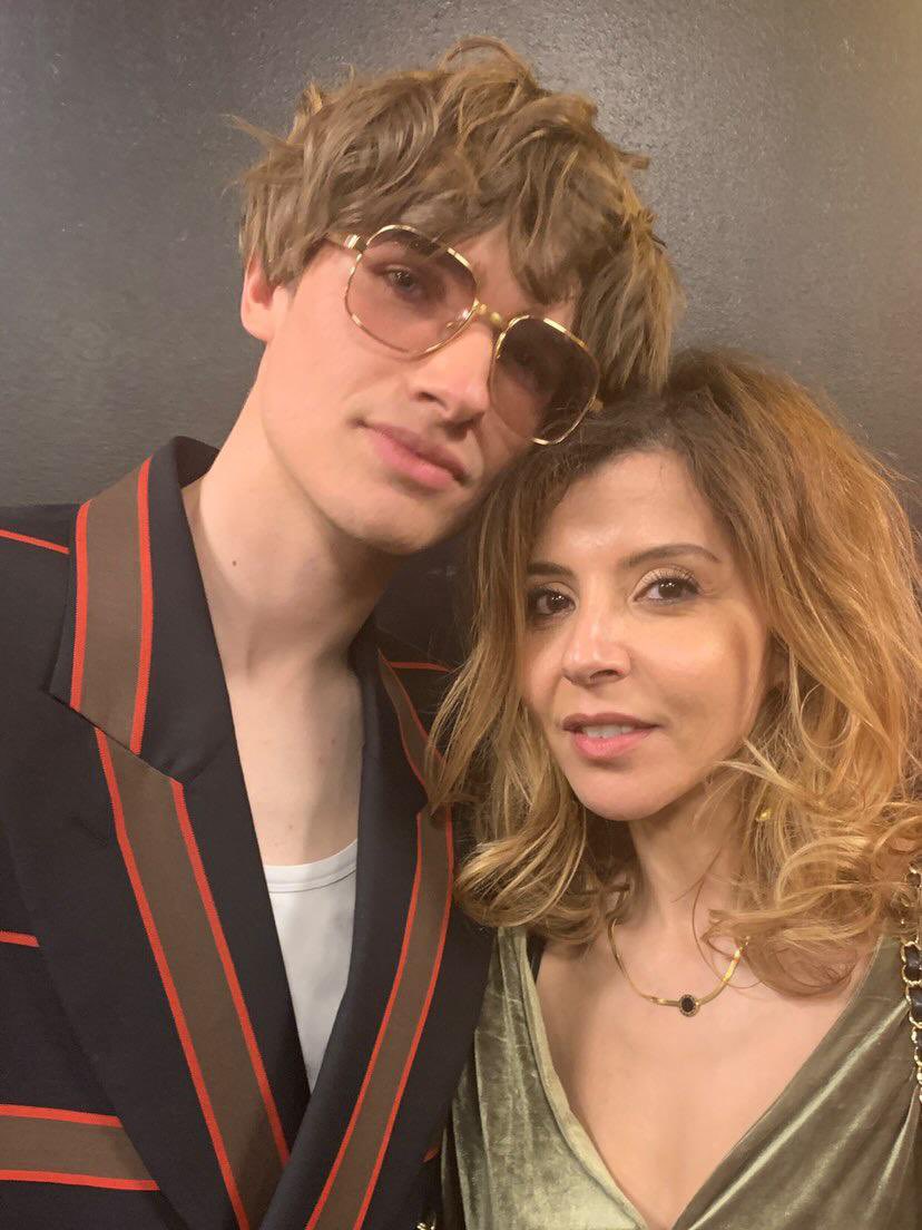 J’ai trouvé un Artiste, un garçon d’une autre Galaxie où les étoiles s’inclinent à sa lumière.
A couper le souffle… Coeurs croisés…
Bravo Pierre 🔥