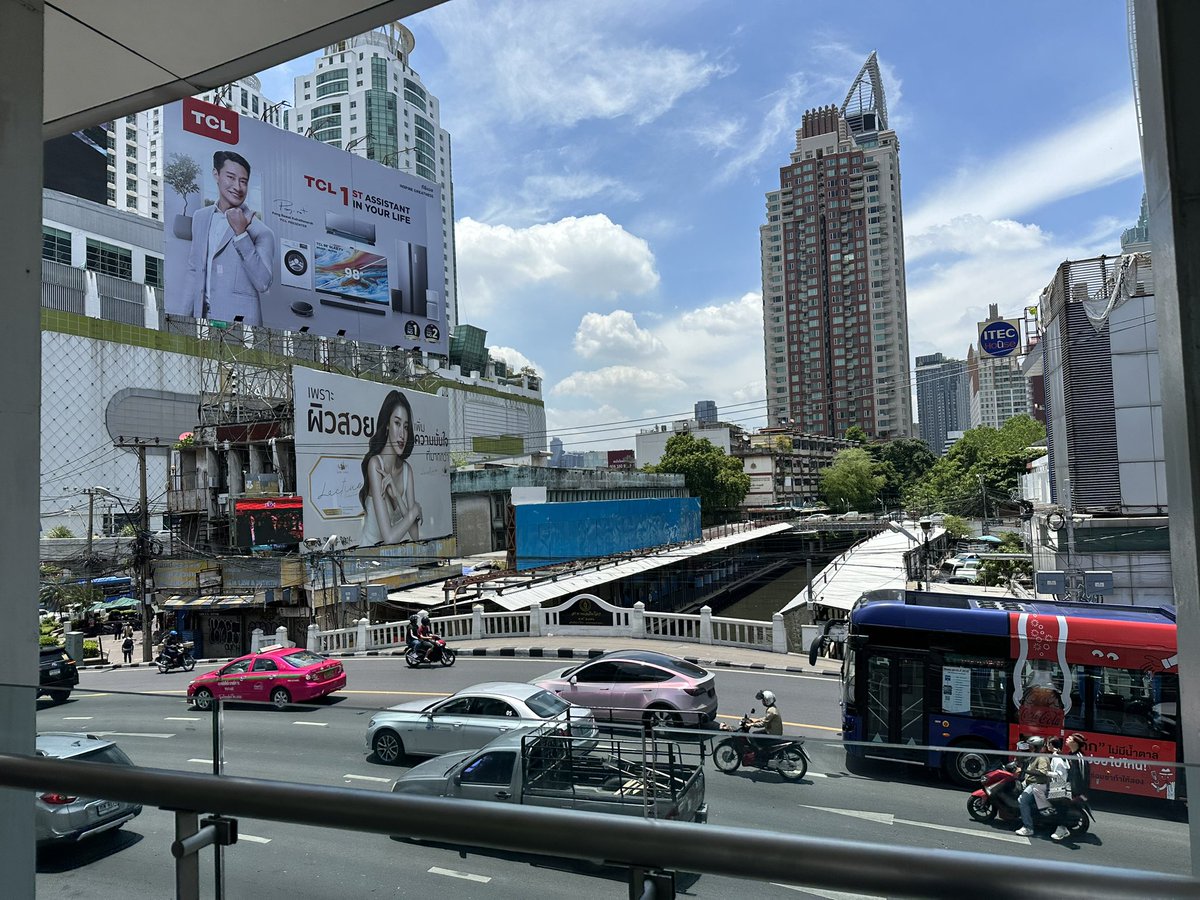 Headmistress99's tweet photo. melting in bkk https://t.co/vtyljg3WUn