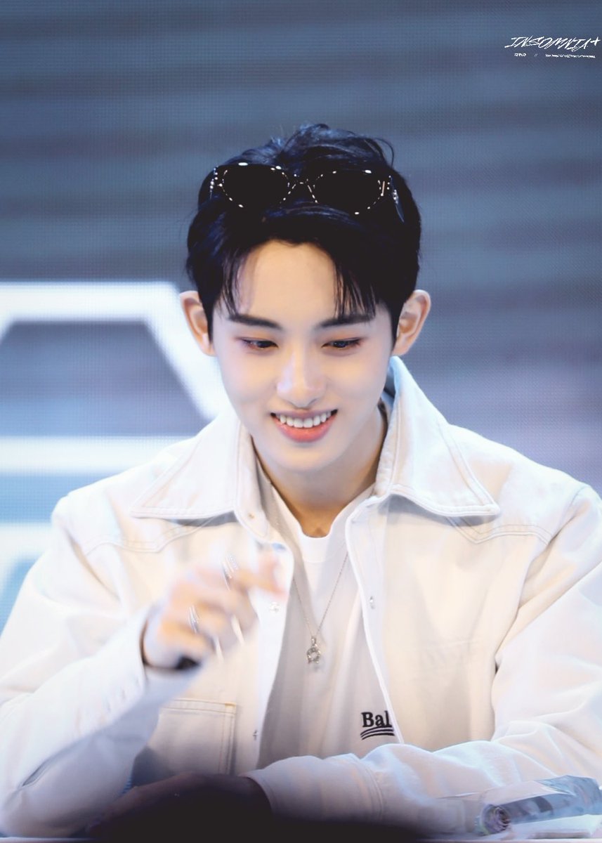 INSOMNIAPLUS's tweet photo. 230513 北京岛遇签售会

#董思成  #WINWIN  #윈윈 https://t.co/BDbTYaCVPe