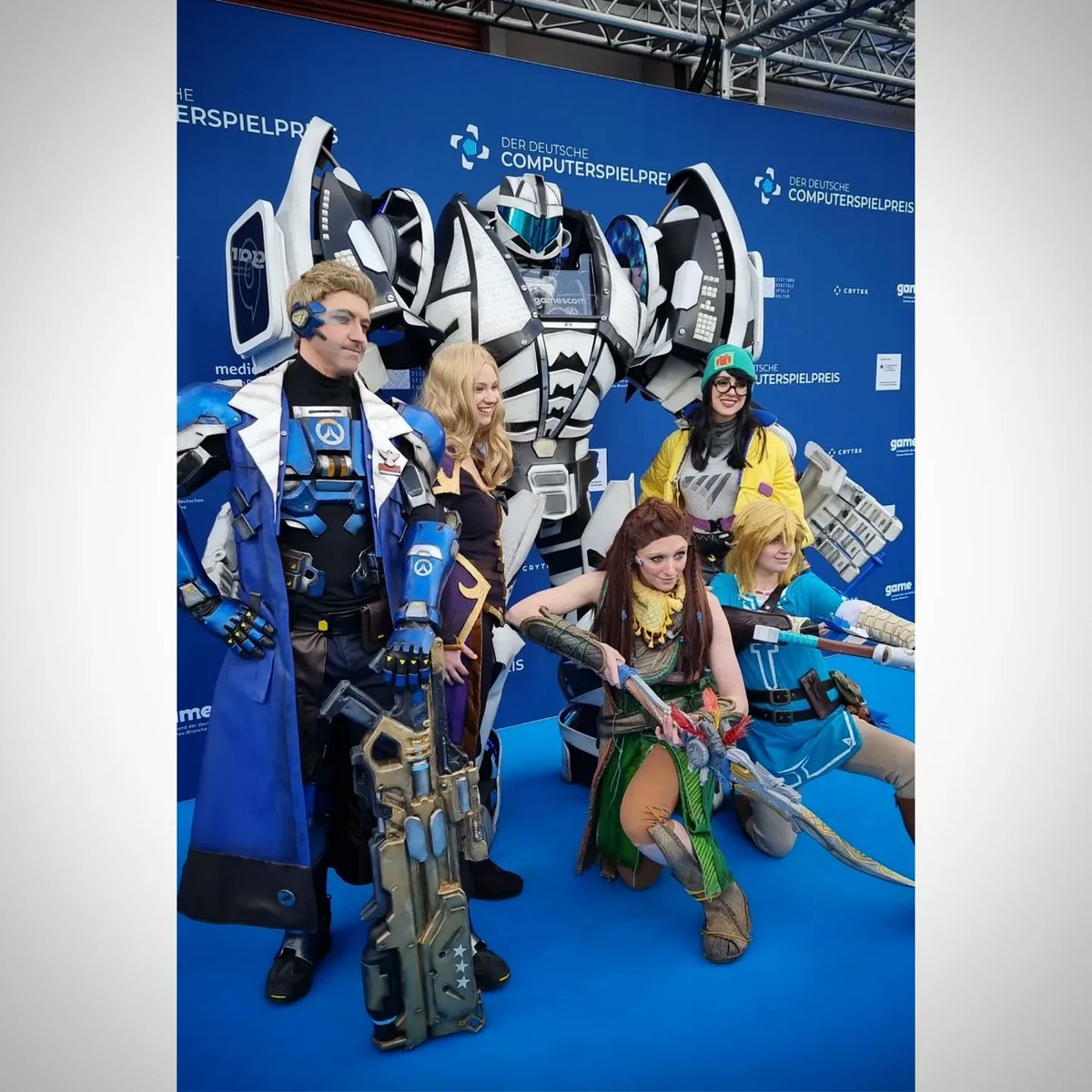 Keksbikini's tweet photo. We had the pleasure to be present at  @DerDCP .
Besides doing some cosplay stuff on the red (or blue) carpet, we created the GamesBot via 3D printing. We were very proud that it was on stage the whole time (...with a small battle damage by @bobgod)
#derDCP23
#derDCP https://t.co/mYNldqFhLY