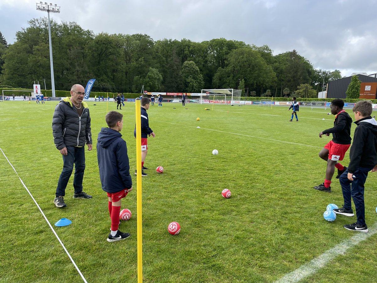 LigueFootLFPL's tweet photo. [Festival #U13]

🔥 C’est parti pour notre finale régionale sur les magnifiques installations du @VHFootOfficiel : pendant que les 32 équipes passent quizz et tests, découverte pour les parents du #footenmarchant et du #feetbool 👌➡️ https://t.co/Um85mMnq3v https://t.co/2QW6jcHjg0