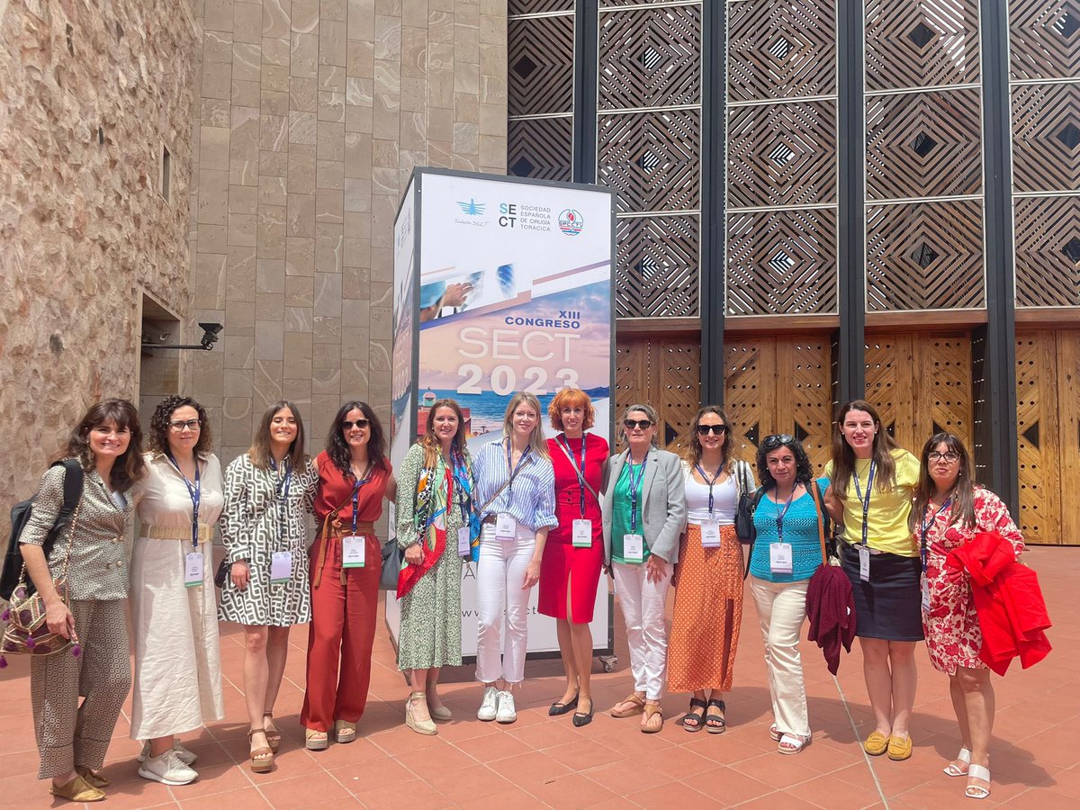MeryMeryRo's tweet photo. Nada del trabajo que llevamos a cabo los cirujanos sería posible sin el apoyo de enfermería. Un orgullo contar con ellas en @SECTtoracica. Seguimos creciendo. #SECT2023 #Enfermería https://t.co/m12sj4N2jc