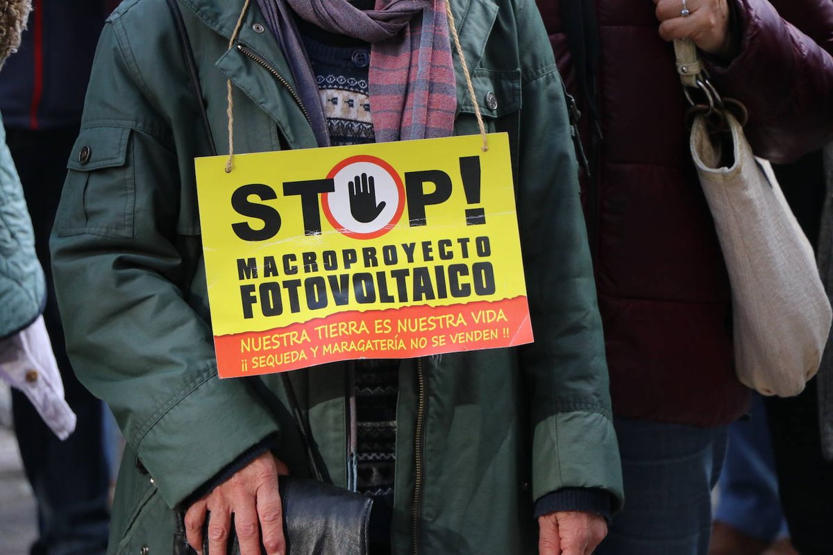 ValderreyP's tweet photo. La Sequeda y La Maragatería ayer en León. #RenovablesSíPeroNoAsí https://t.co/oz7vBBrOrn