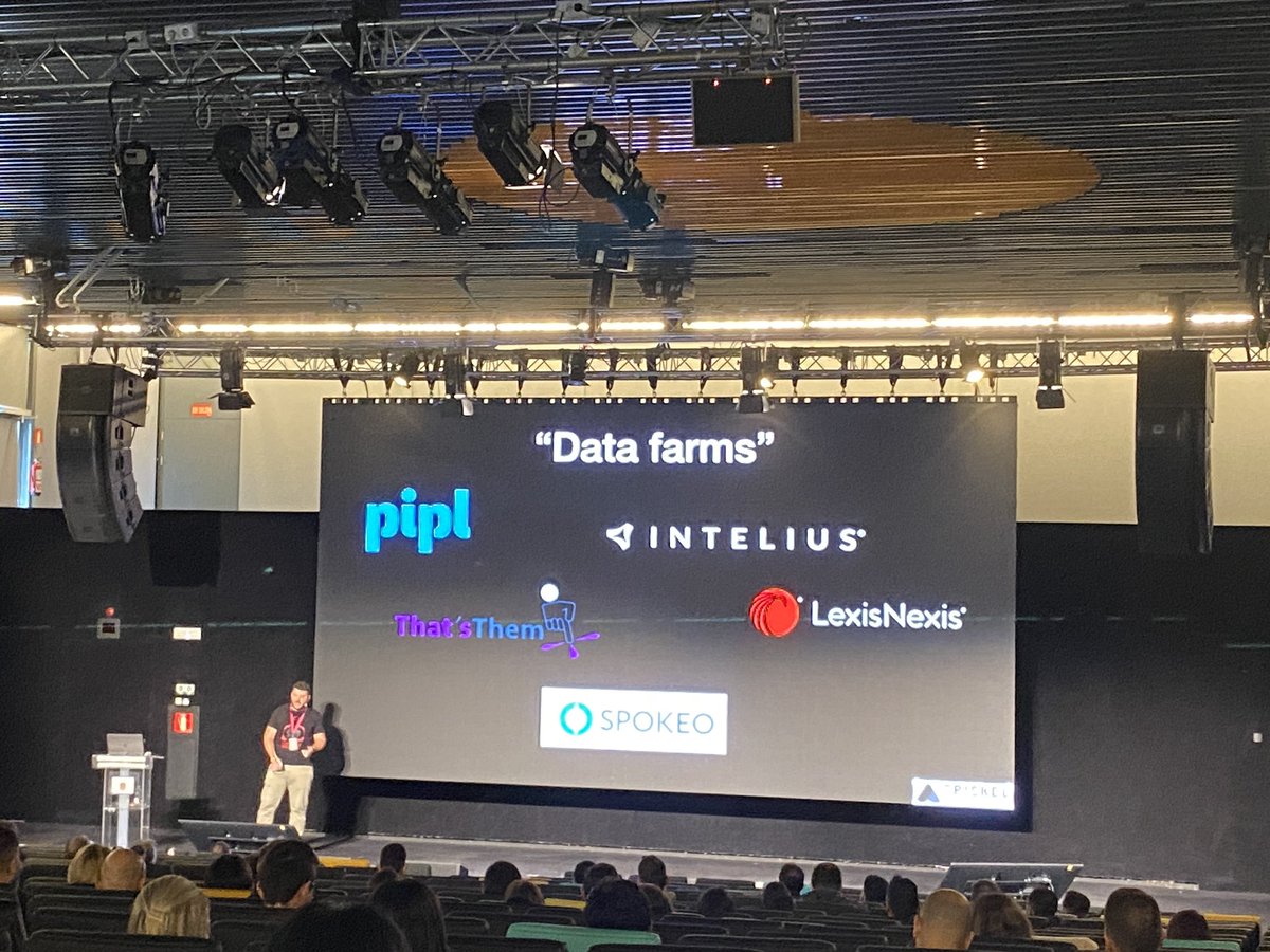 Muy potente la charla de <a href="/martin_vigo/">Martin Vigo</a> de <a href="/tierradehackers/">Tierra de Hackers</a>  en <a href="/OSINTomatic/">OSINTomático</a> 

Privacidad y fuentes abiertas.

 #osintomatico2023