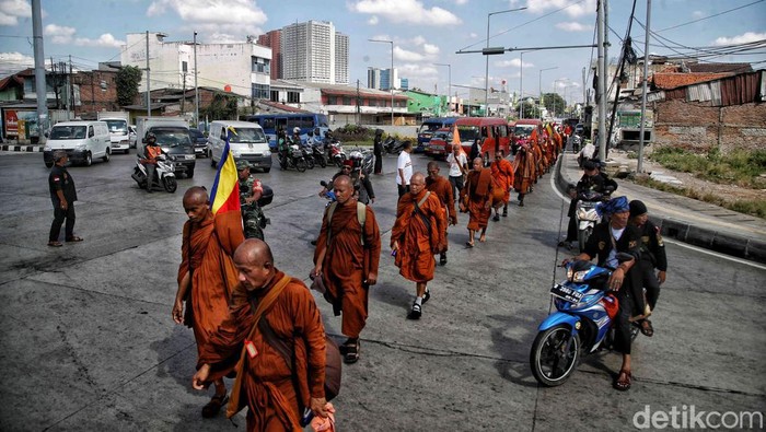 #Foto Ini dia momen saat sebanyak 32 biksu berjuang menyelesaikan perjalanannya dari Thailand ke Candi Borobudur untuk merayakan Waisak. ✨

Foto: Pradita Utama 
dtk.id/NnTc3H