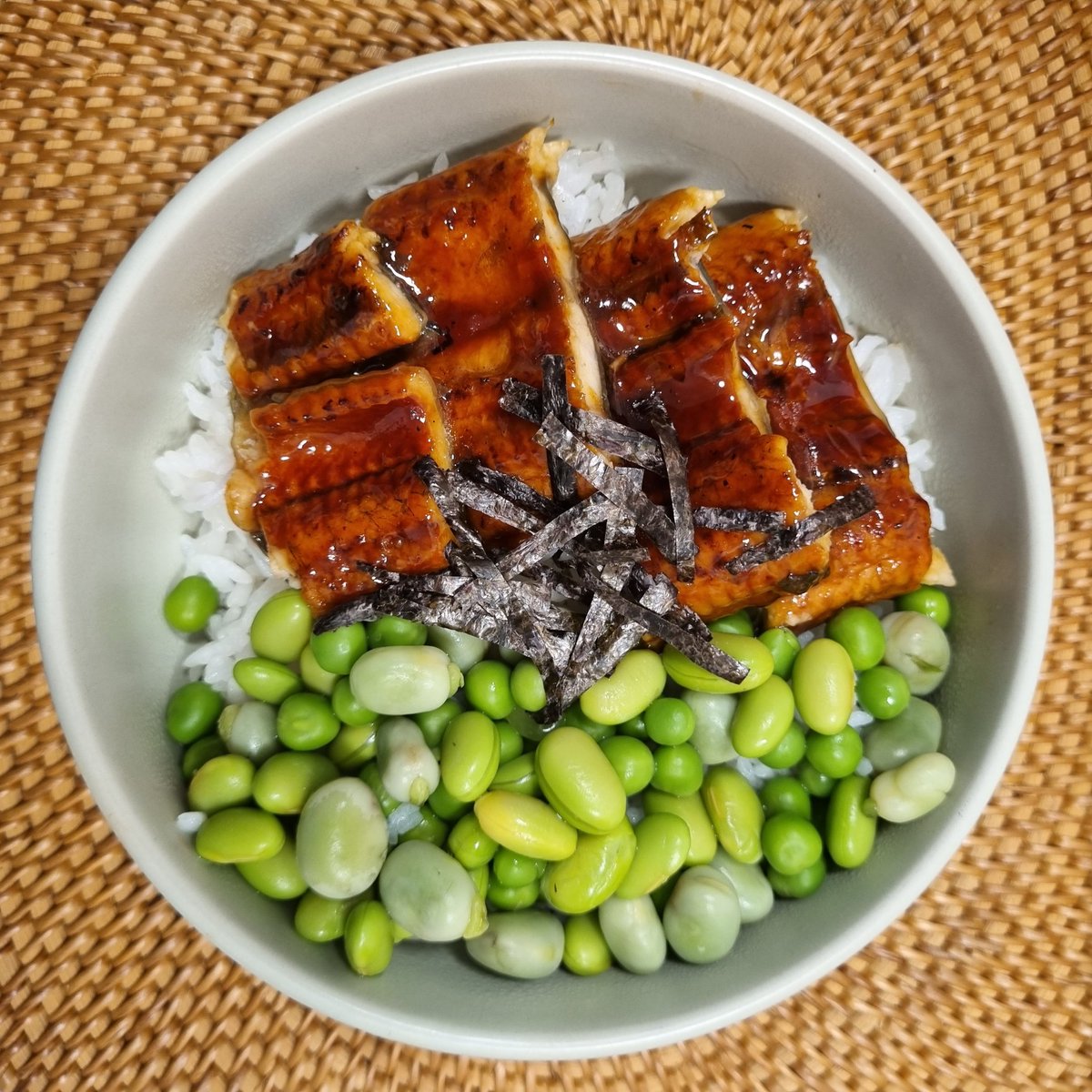 PeperiDay's tweet photo. Unagi bowl :) #Lunchtime https://t.co/u1oGi5Fztf