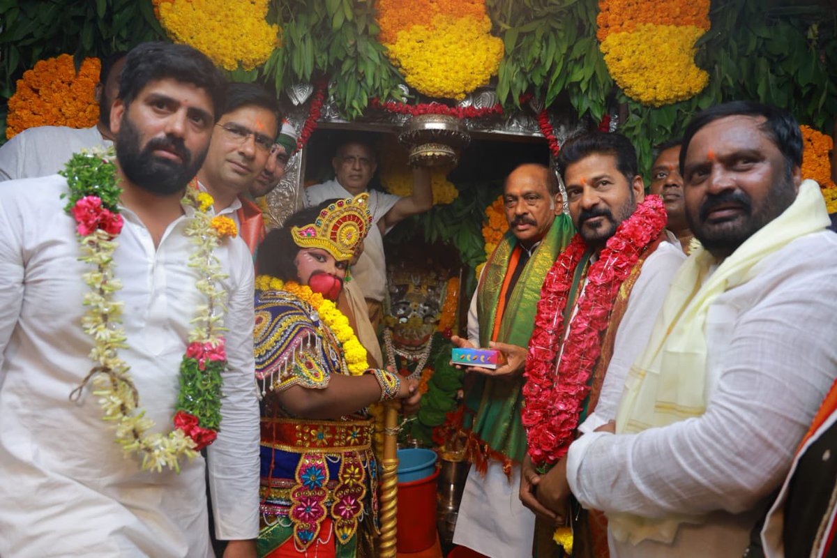 revanth_anumula's tweet photo. కర్ణాటకలో బీజేపీ కుట్రలను ప్రజలు తిప్పికొట్టారు. 

భజరంగ్ బలిని అడ్డుపెట్టుకుని రాజకీయం చేయాలని చూశారు.

కర్ణాటకలో బీజేపీ ని ఓడించి మోదీ ని…
జేడీఎస్ ను ఓడించి కేసీఆర్ ను తిరస్కారించారు. 

తెలంగాణలోను స్పష్టమైన మెజారిటీతో కాంగ్రెస్ అధికారంలోకి వస్తుంది. దేశంలో కూడా ఇవే ఫలితాలు రాబోతున్నాయి. 

#KarnatakaElectionResults2023