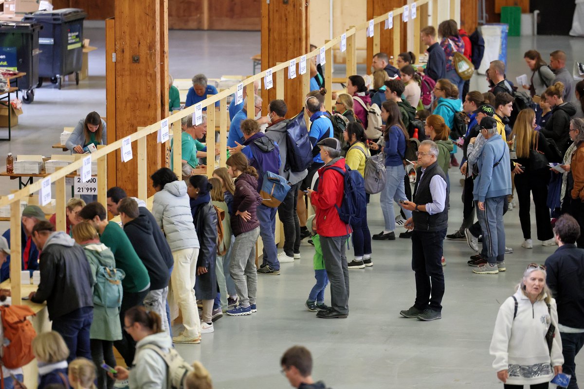 gpbern's tweet photo. Es geht los! Wir erwarten über 25'000 Läuferinnen und Läufer, sie alle bekommen ihre ganz persönliche Startnummer. So richtig startet das Programm mit dem Bären Grand-Prix um 12:10.
#gpbern #running #switzerland #10miles #gpbern2023 https://t.co/OGbyGx3UW9