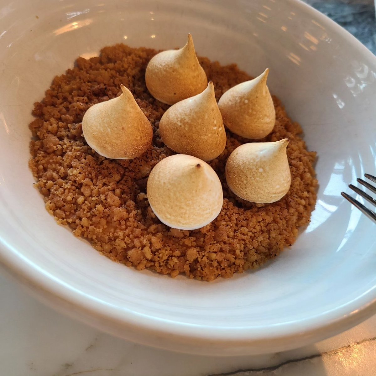 kirio44's tweet image. お銀座でおランチ。昼間ッから飲んで喋ってギリシャ料理を堪能して、とっても楽しかった。オレンジワインも、とろとろラムも、ふわふわレモンパイも、全部初めて。

#TheApollo
#銀座
#ランチ
#ギリシャ料理
#オレンジワイン
#パイの概念を覆すレモンパイ
#とろけるラム肉
instagram.com/p/CsLQcZWysBP/…