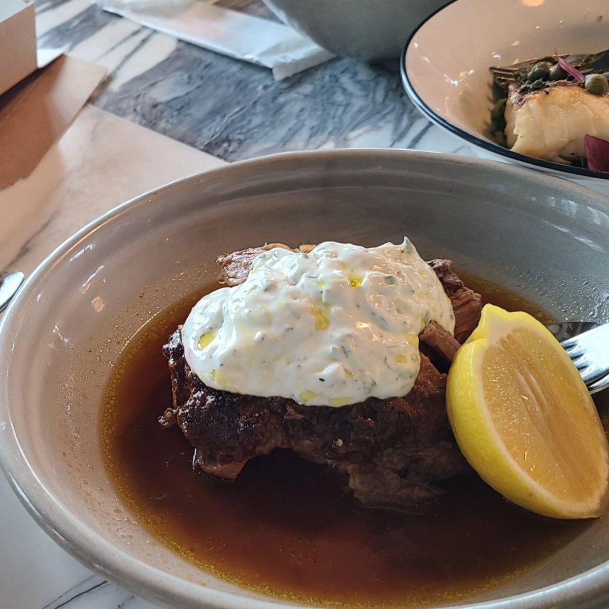 kirio44's tweet image. お銀座でおランチ。昼間ッから飲んで喋ってギリシャ料理を堪能して、とっても楽しかった。オレンジワインも、とろとろラムも、ふわふわレモンパイも、全部初めて。

#TheApollo
#銀座
#ランチ
#ギリシャ料理
#オレンジワイン
#パイの概念を覆すレモンパイ
#とろけるラム肉
instagram.com/p/CsLQcZWysBP/…