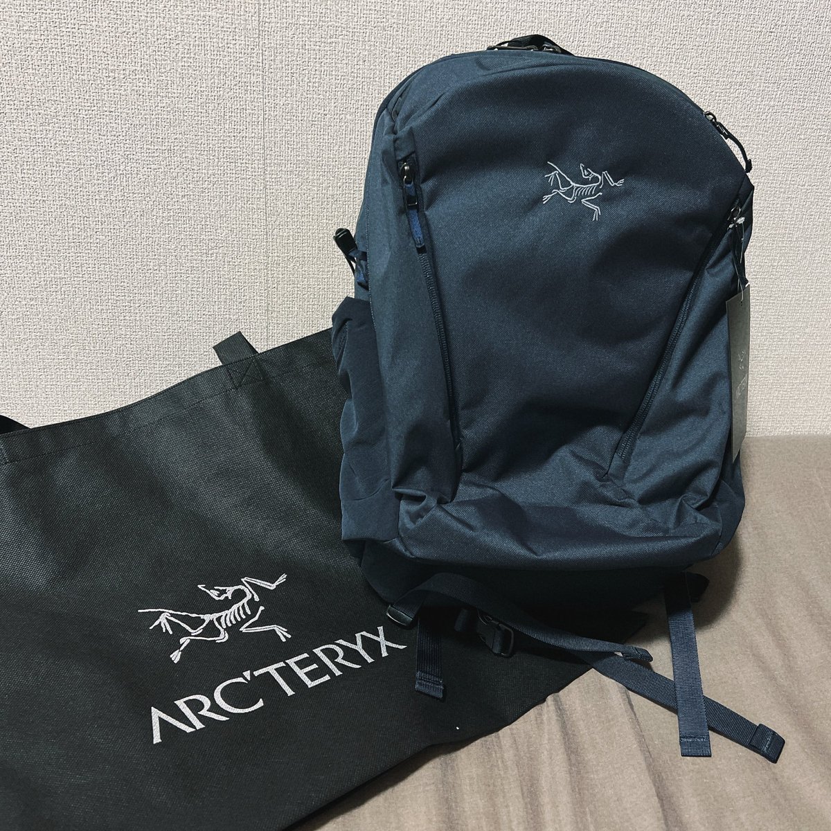 fog_0630_'s tweet photo. Blacksapphireの色好きだから買ったのはいいけど、バックパックってみんな黒しか持ってないよな...やっぱり黒がよかったのかななんて買った後なのにずっとモヤモヤしている...-. .-இ
#日常垢
#Arcteryx #mantis26 https://t.co/Vq8j9vQlya