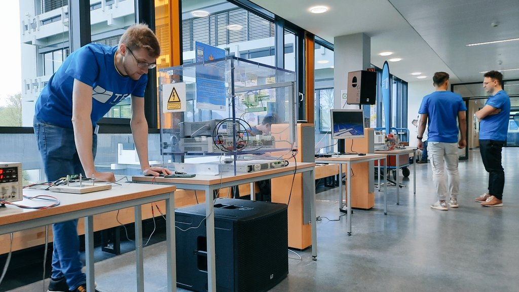 ElectronicsDrv's tweet image. Aufbau zum Tag der offenen Tür @HS_Reutlingen. 
#Leistungselektronik #Mikroelektronik #Master