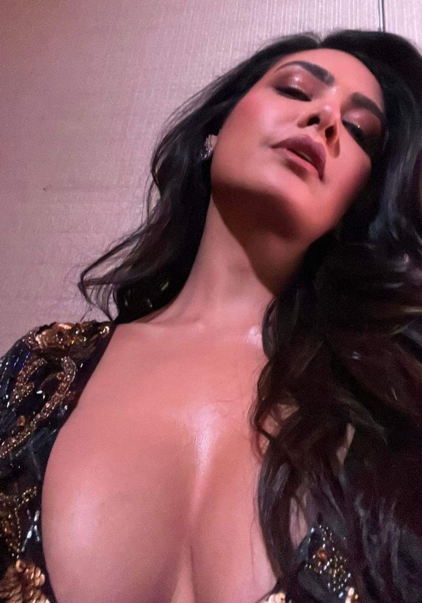 SeniMovie's tweet photo. Rise and shine! #egupta brightening up our day with this hot selfie.🥵🔥
#eshagupta #hotnessoverload #morningselfie #saturdaymood #Bollywood https://t.co/nxxk6ub2O0