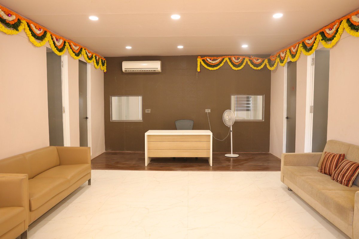 CRPaatil's tweet photo. સુરત ખાતે નવા કાર્યાલયનું નિર્માણ થઇ રહ્યું છે, એ દરમિયાન આજે વૈકલ્પિક કાર્યાલયમાં વિધિવત પ્રવેશ કર્યો. https://t.co/JbR5kMrRkO
