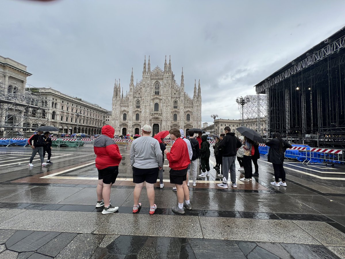 Nicole_Kraft's tweet photo. What a start to our European Model of Sport #buckeyesabroad—flying to and touring Milan and visit with @VeroVolley on Day 1, now on Day 2 learning about changing business model of @F1 from @AaronDeckers of @Racingnews365C. Tonight: @acmilan! #ASCintheField https://t.co/68loySOHs0