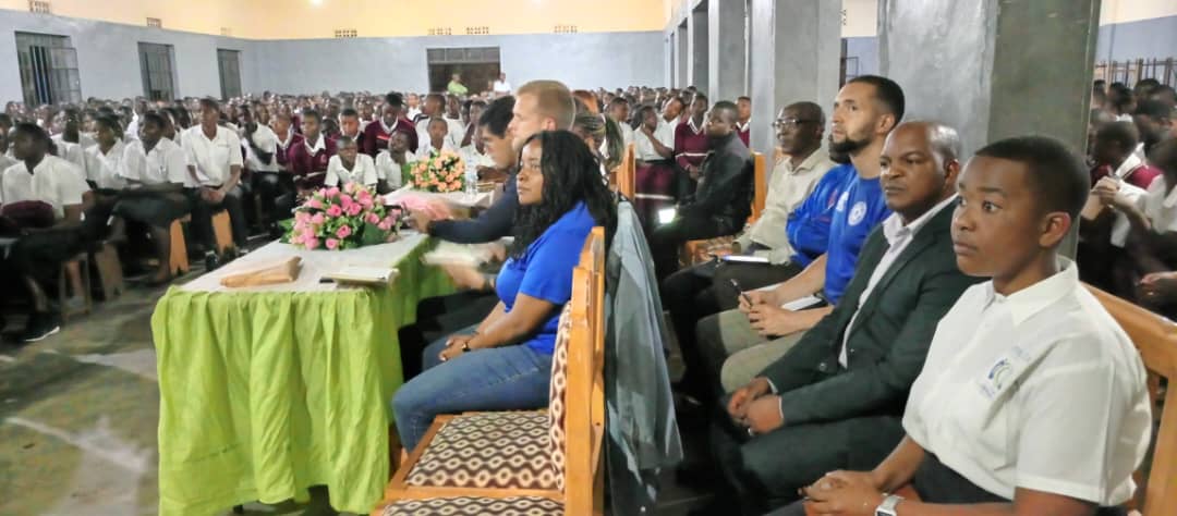 essumbaa's tweet photo. Kuri Uyu wagatanu tariki ya 12/05/2021 nibwo abashyitsi baturutse mu bwongereza  kubufatanye na ambassador Football Rwanda bageze muri  @essumbaa. Aho baje mu bikorwa bijyanye n'ivugabutumwa rishingiye ku mikino. https://t.co/zvjBIhmGyn