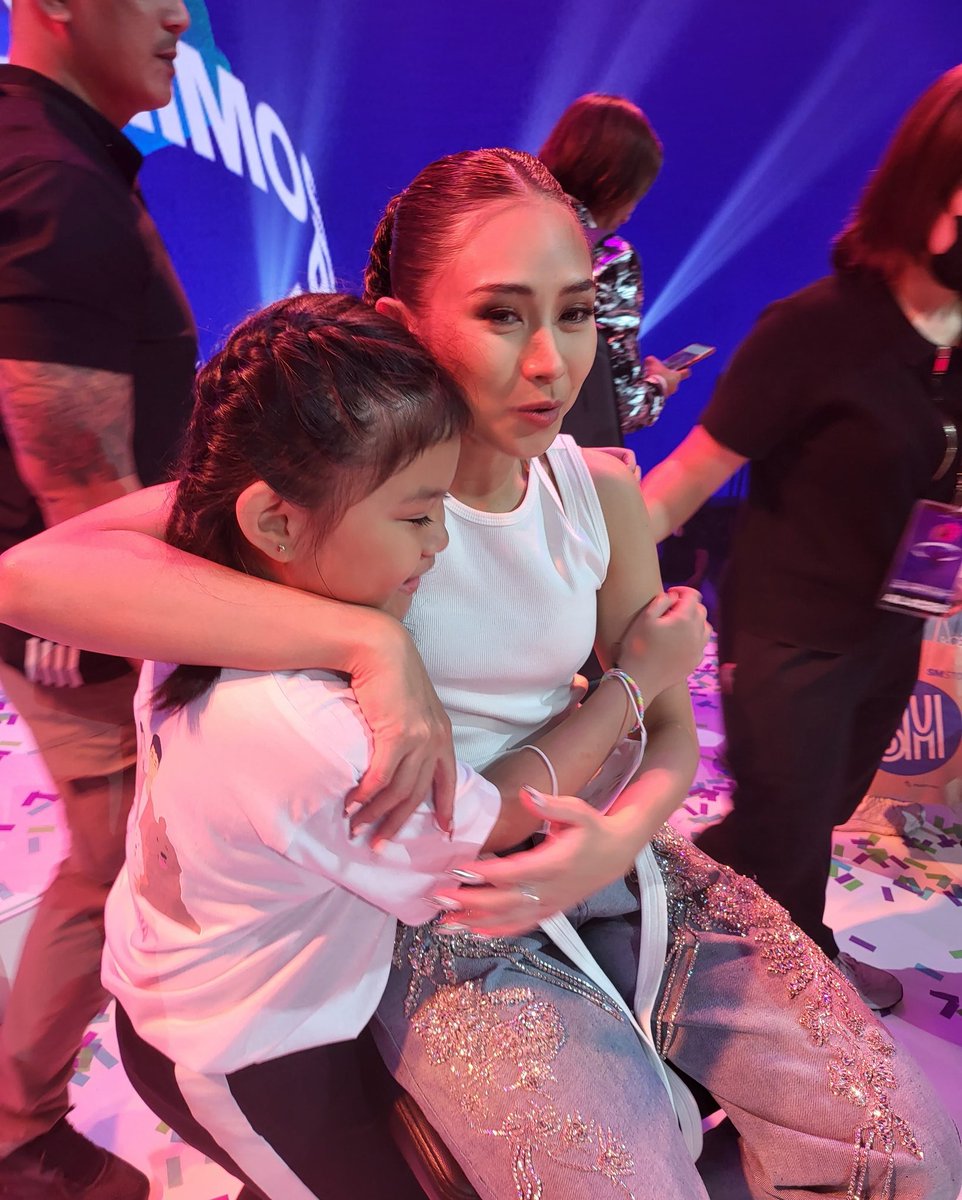 Ellenski20's tweet photo. Ang dame kong gustong sabihin at ipost about the concert. From preps ng fan project until the end. But will save it for another time. Sa ngayon, just want to say my heart is full bec Euri had a blast last night esp sa part where @JustSarahG said Hi Euri! Sulit ang SVIP tickets! https://t.co/8lZI5EqapE