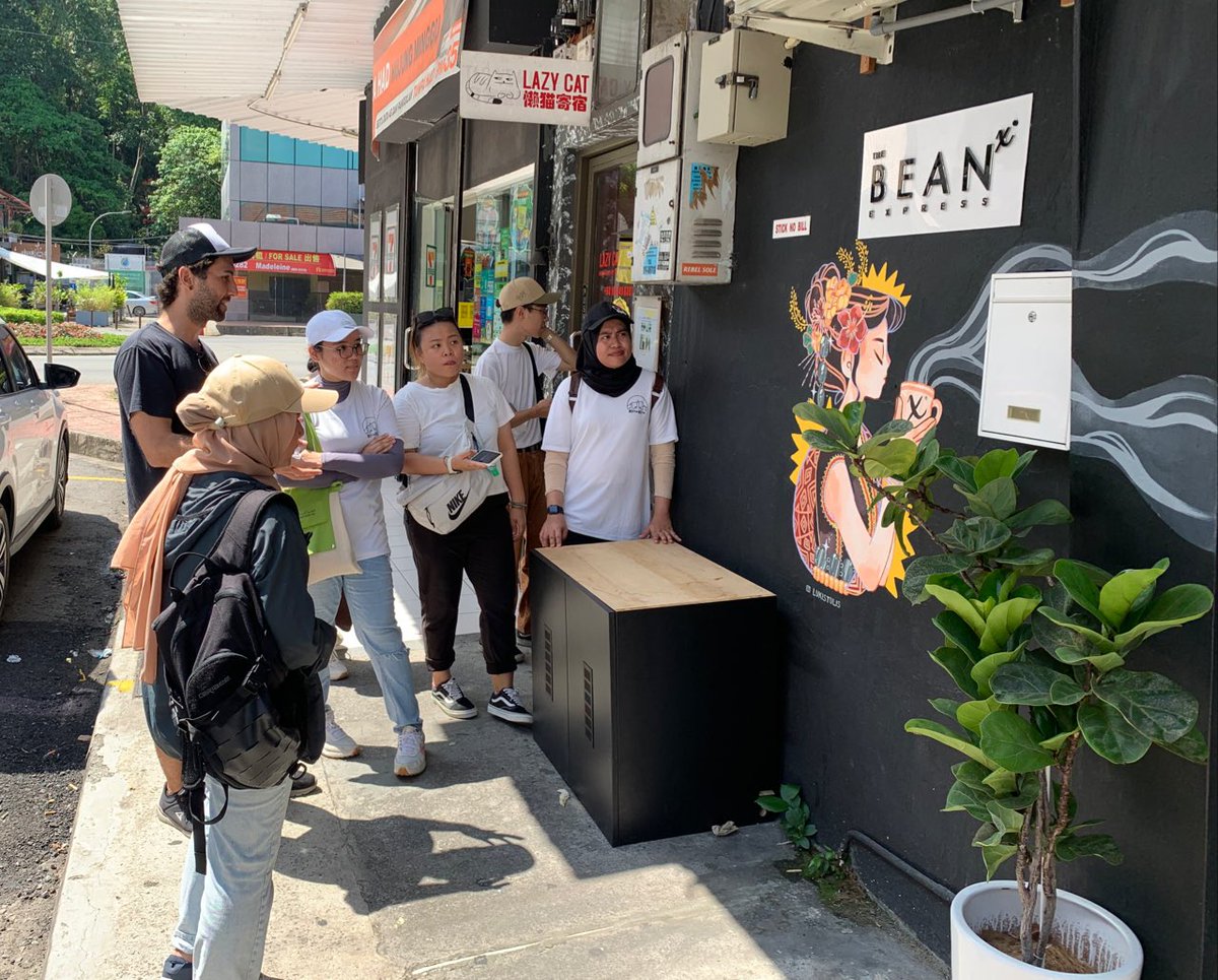 Rashidaaah's tweet photo. 🏙️🚶🏻‍♀️🚶🏻🖼️

Collaborative WalKK between @KotaKitaSabah &amp; @pillarsofsabah - exploring the connections between urban planning/design and public arts.

It made us ponder; how can @KKCity be better designed to enhance more appreciation of public arts?

1/7 https://t.co/FyvjQgRQsD