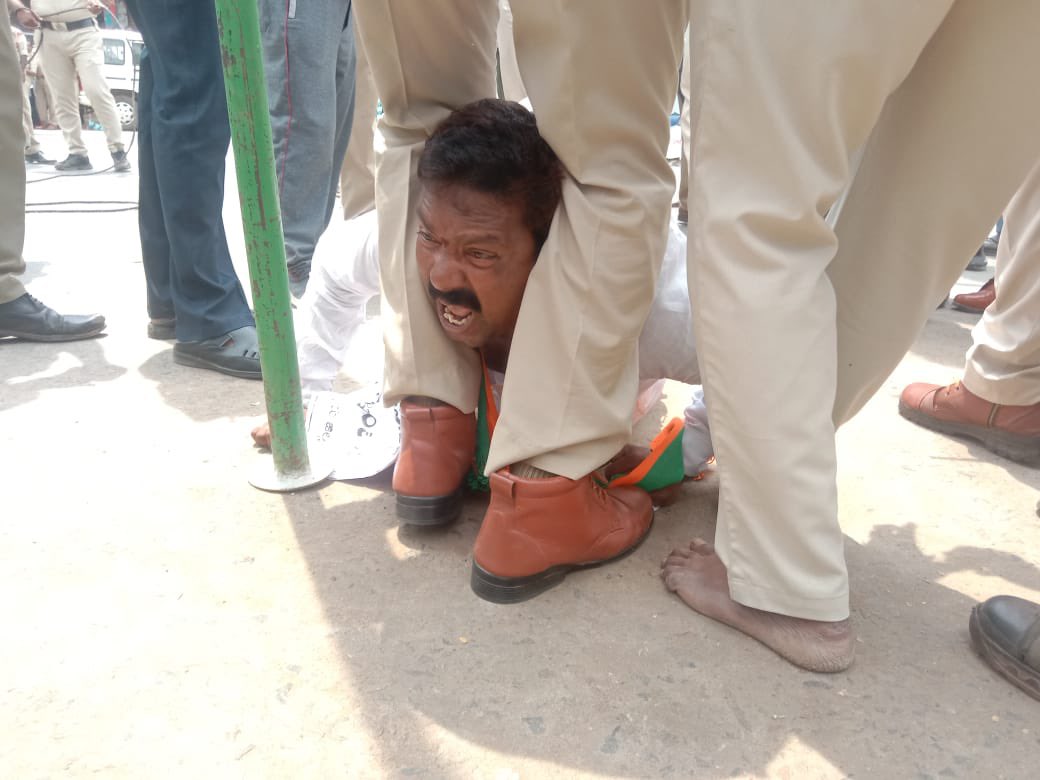 PawanKalyan's tweet image. నిరసన గళాలు అణచి వేసేస్తాం... కాళ్ళ కింద పడేసి తొక్కుతాం అంటే అది నియంతృత్వమే. బీజేపీ ఓబీసీ మోర్చా ఏపీ ఉపాధ్యక్షులు శ్రీ మొగరాల సురేష్ గారి పట్ల కావలిలో పోలీస్ అధికారి వ్యవహరించిన తీరు పాలకుల మనస్తత్వానికి అద్దంపడుతోంది. ప్రజాస్వామ్య స్ఫూర్తికి విరుద్ధంగా  ఈ అణచివేత చర్యలను…