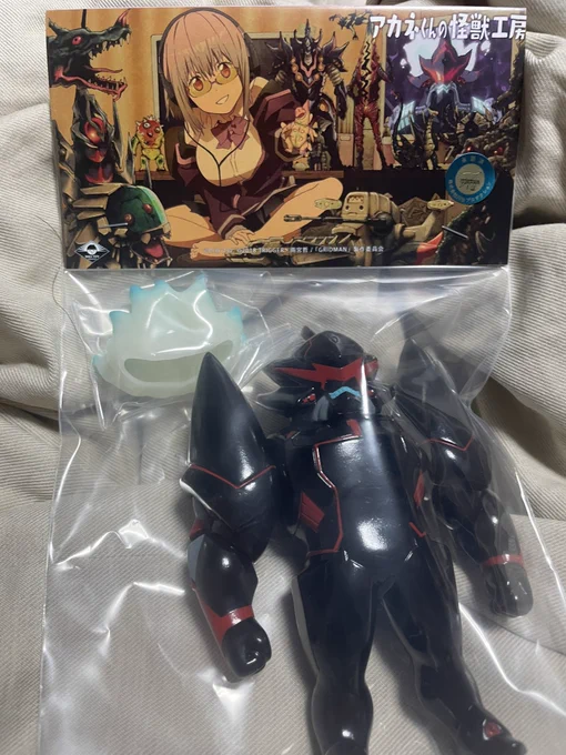 アレクシスのソフビ届いたー!タグのイラストめっちゃ良い〜! 炎のパーツはどうやって付けるのが正解なのかしら?両面テープ?