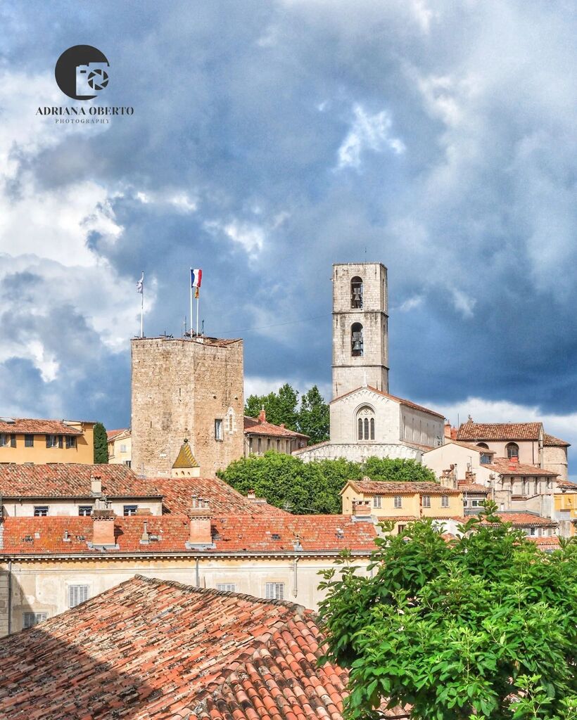 GRASSE I am in France again, just a bit inland on the French Riviera., and this is the beautiful village of Grasse, famous for its perfumes. #adrianaobertophotography #AO_051323 . . . . . . . . . . . . . . #grasse #cotedAzurFrance #ig_cotedazur #ig_france #igersfra…