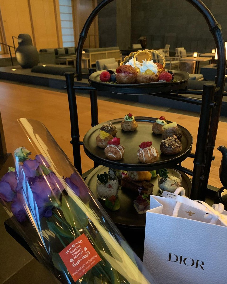 💐💐♡
・
・
・
久々のアフターヌーンティー☕️
お祝いして貰いました😭💐