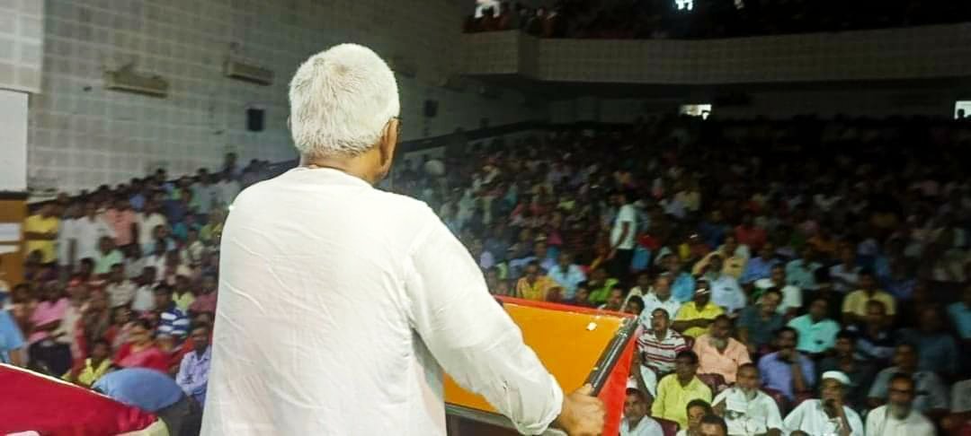 CpimSathe's tweet photo. গঙ্গারামপুর রবীন্দ্র ভবনে সিপিআই(এম) দক্ষিণ দিনাজপুর জেলা কমিটির ডাকে কর্মীসভায় বক্তব্য রাখছেন পার্টির রাজ্য সম্পাদক মহম্মদ সেলিম, রাজ্য সম্পাদকমন্ডলীর সদস্য কল্লোল মজুমদার, পার্টির জেলা সম্পাদক নারায়ণ বিশ্বাস সহ নেতৃত্ব।
#CPIM4Bengal #Left4Bengal #BengalNeedsLeft https://t.co/i0ZUAxsOm8