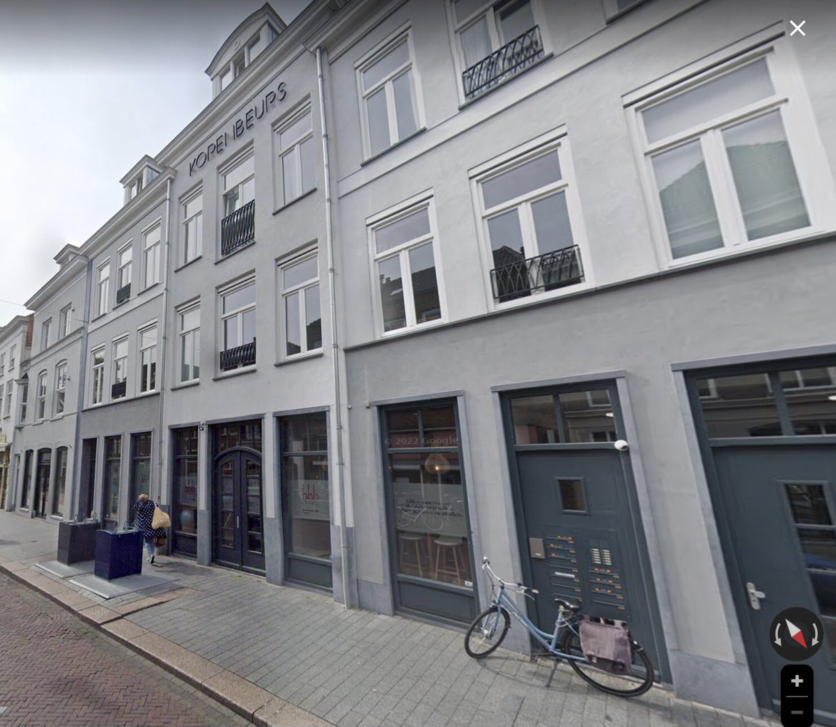 Orthenstraat 290 Den Bosch: locatie met identiteitscrisis. 1394: St.-Eloyskapel, na 1629: turfschuur en ashuis, 1765: stadsaschschuur, begin 19e eeuw: korenbeurs (zie afb.), 1870: vismarkt? Toch niet. 1909: commissariaat van politie. Na 1945 afgebroken en 2x nieuwbouw. Nu?
