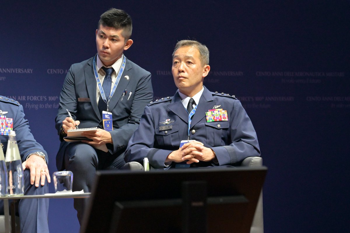 ItalianAirForce's tweet image. #AeroSpacePowerConference
Prosegue il 4° panel &quot;Dottrina: quali convinzioni?&quot; con l&apos;intervento del Gen. Hiroaki Uchikura, Capo di Stato Maggiore della Japan Air Self-Defense Force.
Segui la diretta streaming dell&apos;evento
➡️ youtube.com/live/EXehs3GRL…

#AeronauticaMilitare100 #ASPC23