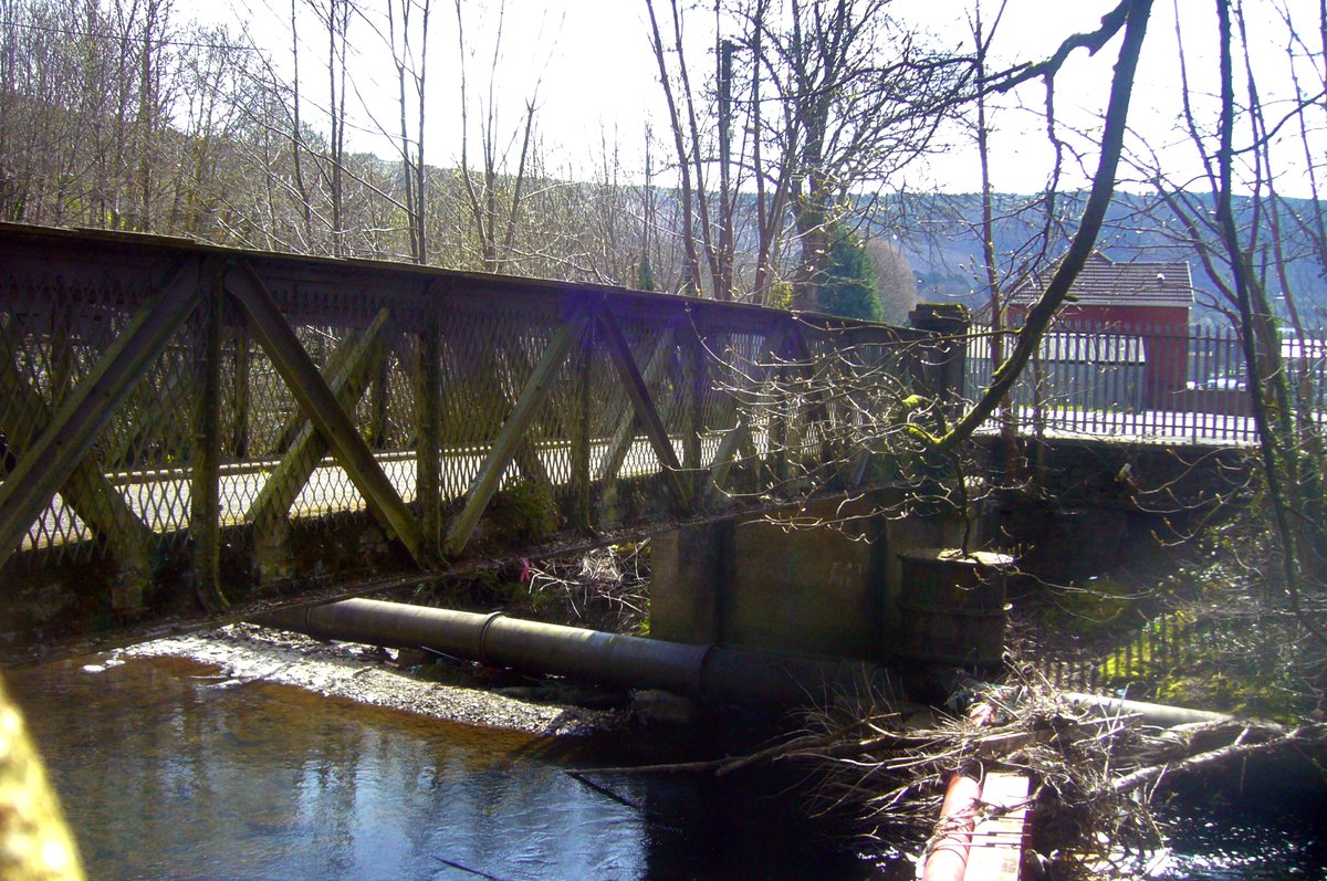 RCTCouncil's tweet photo. Work will resume on the second phase of repairs to the footbridge from Pontrhondda Avenue into Gelligaled Park #Ystrad. Work will be completed with minimal disruption, maintaining access across the bridge for the public for the vast majority of the scheme: https://t.co/kqrtK1Nis3 https://t.co/EON2zKofDE