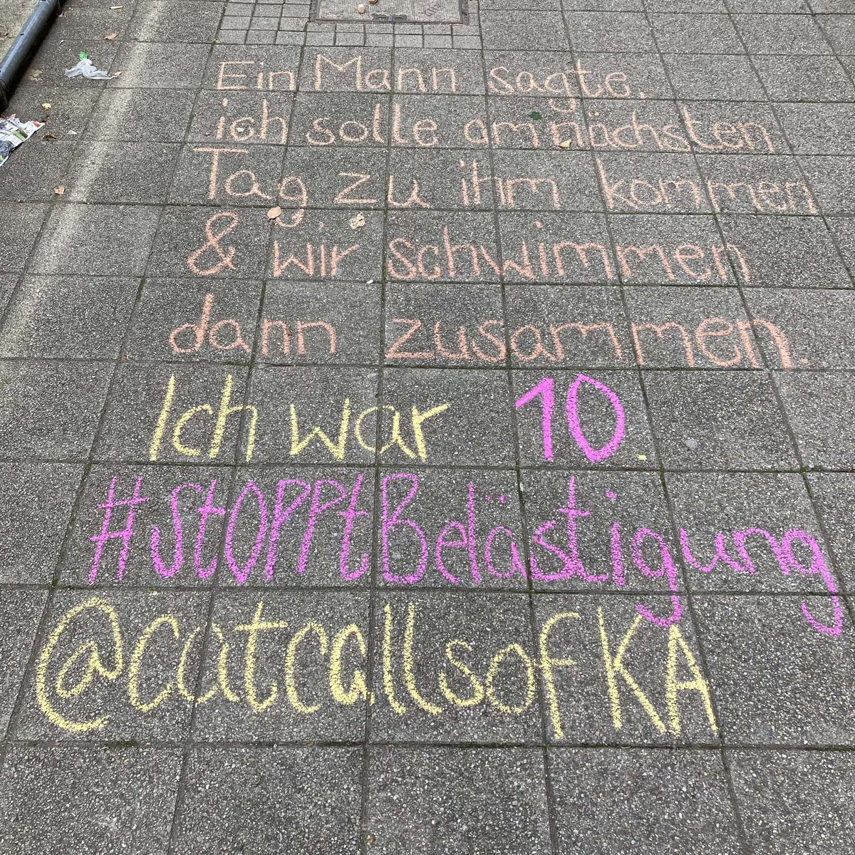 CatcallsofK's tweet image. Ein Mann sagte, ich solle am nächsten Tag zu ihm kommen und wir schwimmen dann zusammen. Ich war 10.”

#CatcallsOfKarlsruhe
#ChalkBack
#ChalkBackGermany
#CatcallsOfGermany
#StopptBelästigung
#StopStreetHarassment
#BelästigungAnkreiden
#EndCatcalling
#EndStreetHarassment