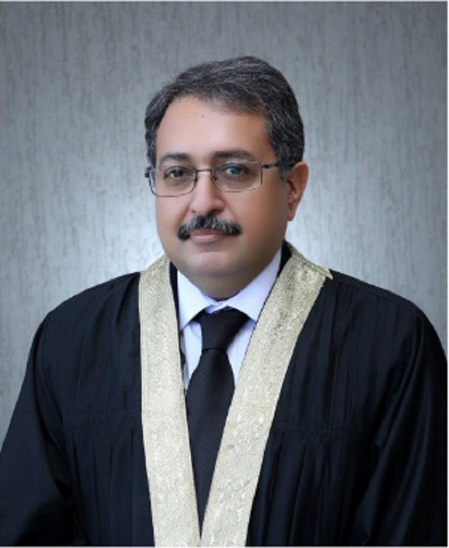 People should never forget this begairat's face as well!! Haram khor lafafa Chief Justice Aamer Farooq! #aamerfarooq #BananaRepublic #ChiefJusticeofPakistan #IslamabadHighCourt #imran_Khan #HumanRightsViolations #Pakistan #imranKhanPTI #ImranRiazKhan