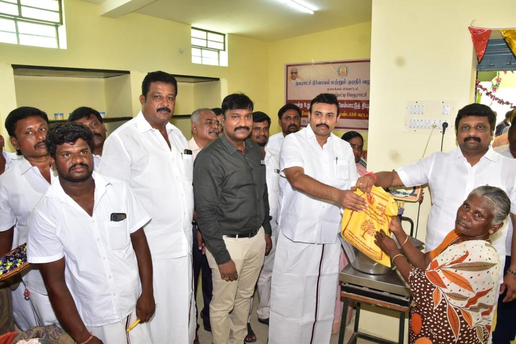 MMathiventhan's tweet photo. #Rasipuram #MyConstituency எனது இராசிபுரம் சட்டமன்ற தொகுதியில் உள்ள இரா. புதுப்பட்டி பேரூராட்சியில் சட்டமன்ற உறுப்பினர் மேம்பாட்டு நிதியில் கட்டிமுடிக்கப்பட்ட, இரண்டு நியாய விலைக் கடைகளை இன்று நானும் நாமக்கல் கிழக்கு மாவட்ட செயலாளர் அண்ணன் திரு. KRN Rajeshkumar MP., அவர்களும் திறந்து வைத்து சிறப்பித்தோம். உடன் பேரூராட்சித் தலைவர் மற்றும் கழக செயலாளர் திரு. P. ஜெயக்குமார் உள்ளிட்ட மன்ற உறுப்பினர்கள் மற்றும் தொண்டர்கள் பொதுமக்கள் திரளாக கலந்து கொண்டனர். நன்றி 🙏