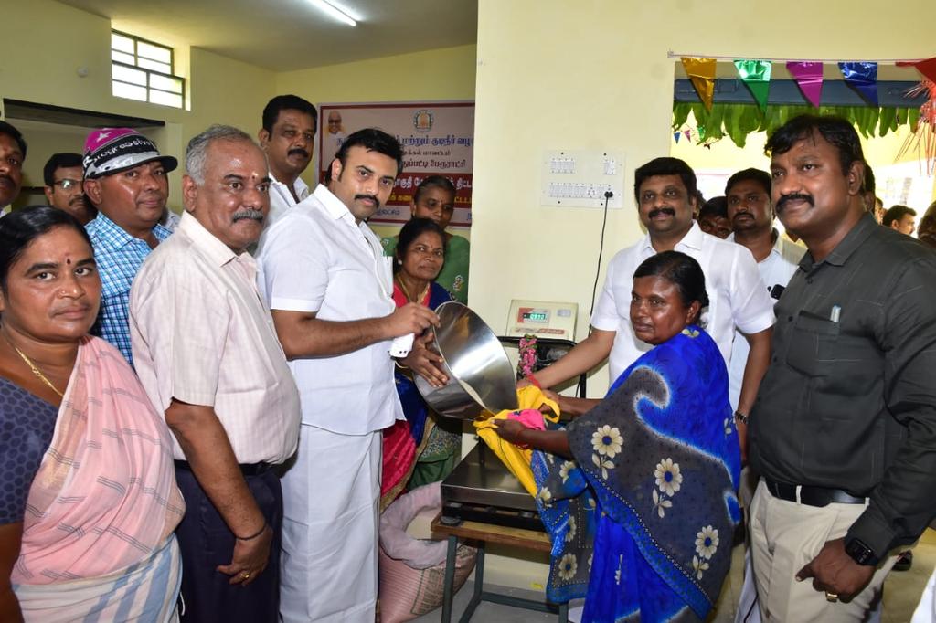 MMathiventhan's tweet photo. #Rasipuram #MyConstituency எனது இராசிபுரம் சட்டமன்ற தொகுதியில் உள்ள இரா. புதுப்பட்டி பேரூராட்சியில் சட்டமன்ற உறுப்பினர் மேம்பாட்டு நிதியில் கட்டிமுடிக்கப்பட்ட, இரண்டு நியாய விலைக் கடைகளை இன்று நானும் நாமக்கல் கிழக்கு மாவட்ட செயலாளர் அண்ணன் திரு. KRN Rajeshkumar MP., அவர்களும் திறந்து வைத்து சிறப்பித்தோம். உடன் பேரூராட்சித் தலைவர் மற்றும் கழக செயலாளர் திரு. P. ஜெயக்குமார் உள்ளிட்ட மன்ற உறுப்பினர்கள் மற்றும் தொண்டர்கள் பொதுமக்கள் திரளாக கலந்து கொண்டனர். நன்றி 🙏