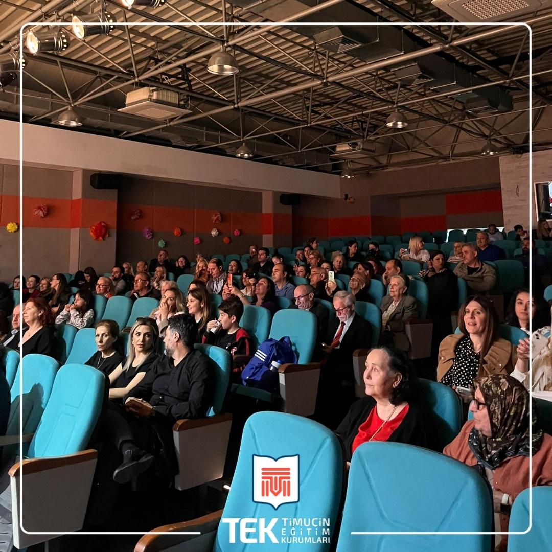 tekokullari's tweet photo. 1. Sınıf öğrencilerimiz çıktıkları okuma yazma serüvenine ‘’Okuma Bayramı’’ ile muhteşem bir imza attılar. Bu yıl edindikleri bilgi ve becerilerini anlatan ‘’Okuma Bayramı’’ programlarını değerli ailelerine ve öğretmenlerine sundular.Yolunuz açık olsun öğrencilerimiz...👏😊 https://t.co/xfJl4jep2W