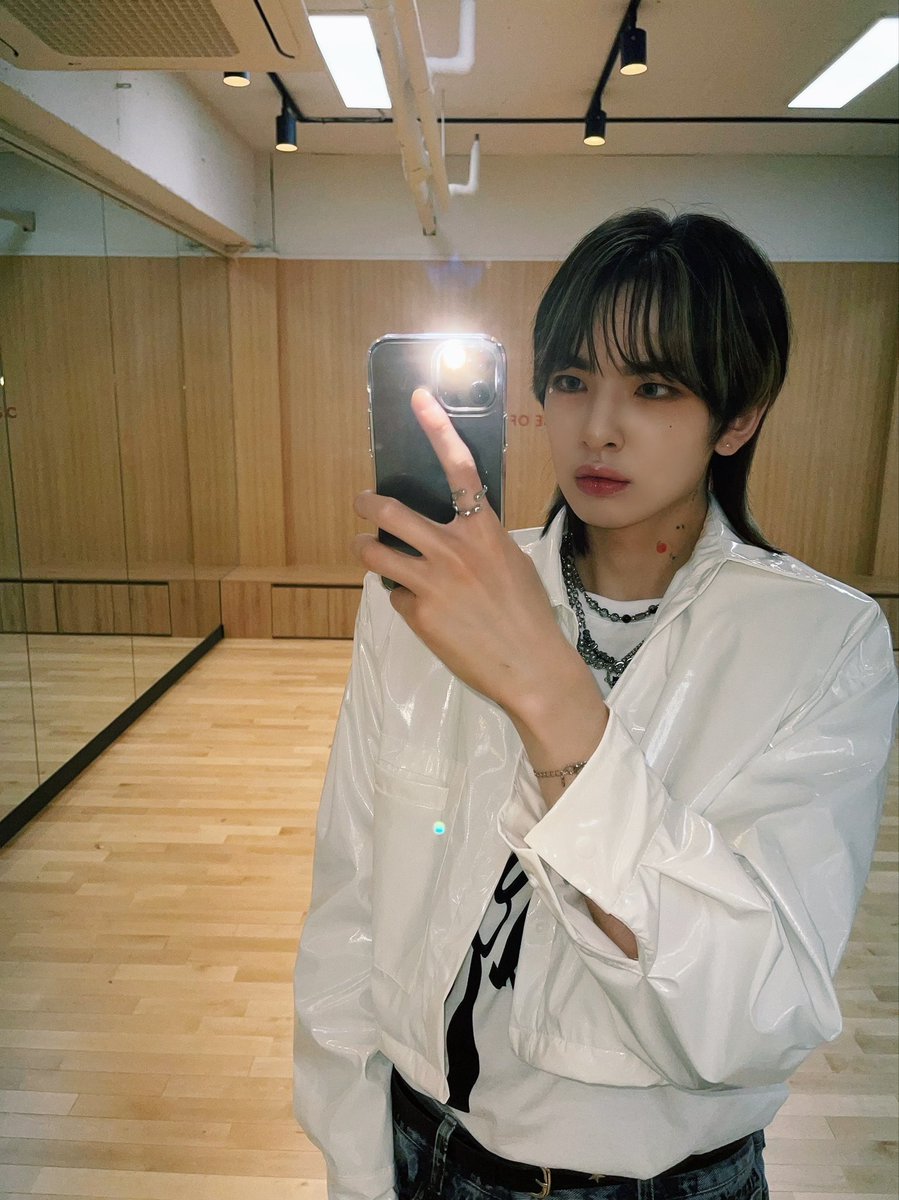 by_EPEX's tweet photo. [#뮤]

목에 타투 어떤데 🦊

#EPEX #이펙스 #MU #뮤 https://t.co/7NqYogIHx9