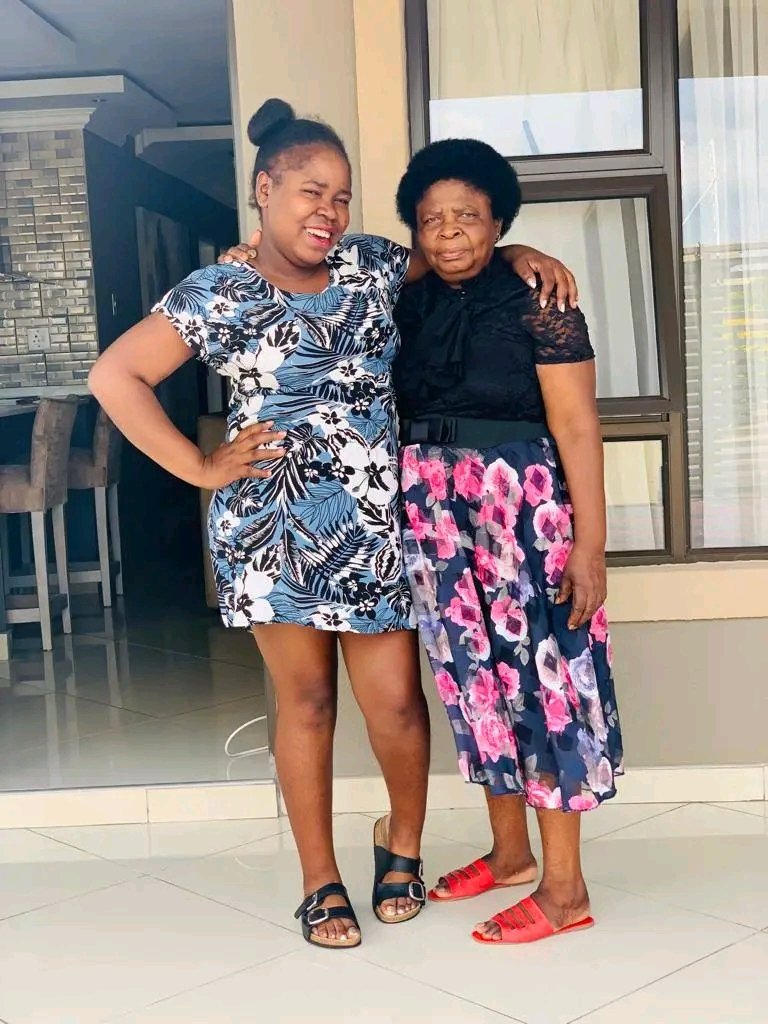 Tshikoliso1's tweet photo. @PanarottisSA Bold #ThisIsMyMom https://t.co/LZNFQKTrqE