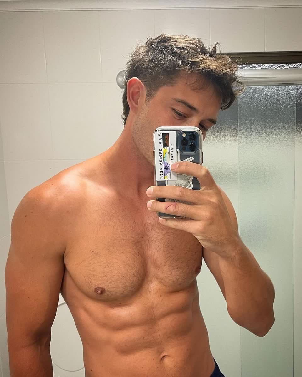 sbrown752's tweet photo. He’s literally so hot he pulls off a mullet 😱😱😱🤯🥵 https://t.co/x0pFXEpOL3