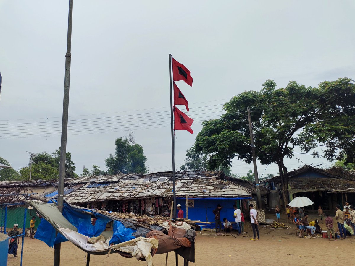 omar_film's tweet image. Great danger signal no 10 is declared for Cox&apos;s Bazar district, and 3 warning flags were hoisted across the camps. Rohingya refugees are exercising caution in order to preserve their remaining possessions.
@UNHCR_BGD #CycloneMochaUpdate #Rohingya #refugeecamp
