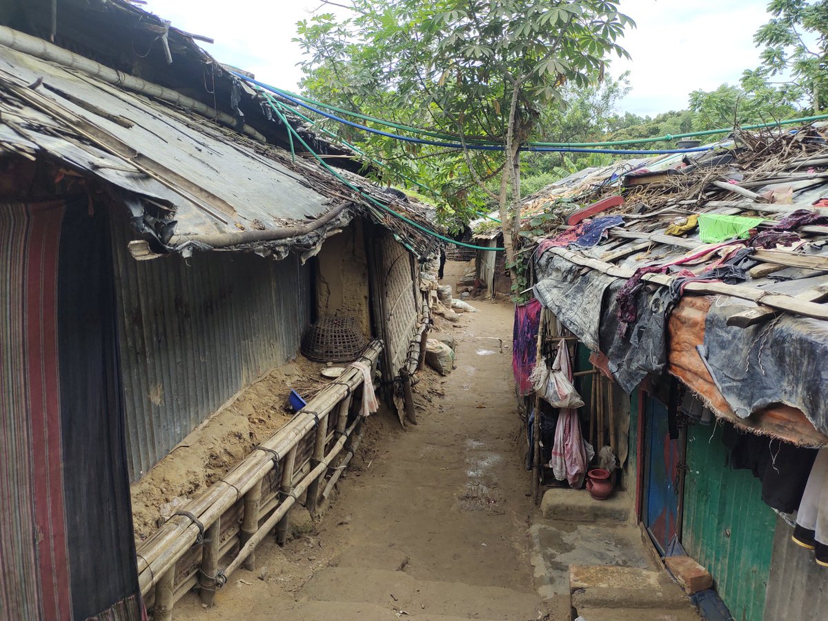 omar_film's tweet image. Great danger signal no 10 is declared for Cox&apos;s Bazar district, and 3 warning flags were hoisted across the camps. Rohingya refugees are exercising caution in order to preserve their remaining possessions.
@UNHCR_BGD #CycloneMochaUpdate #Rohingya #refugeecamp