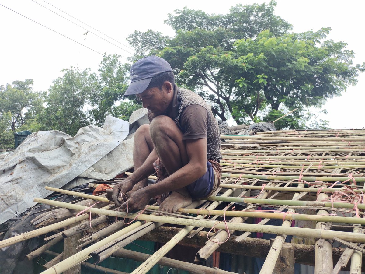omar_film's tweet image. Great danger signal no 10 is declared for Cox&apos;s Bazar district, and 3 warning flags were hoisted across the camps. Rohingya refugees are exercising caution in order to preserve their remaining possessions.
@UNHCR_BGD #CycloneMochaUpdate #Rohingya #refugeecamp