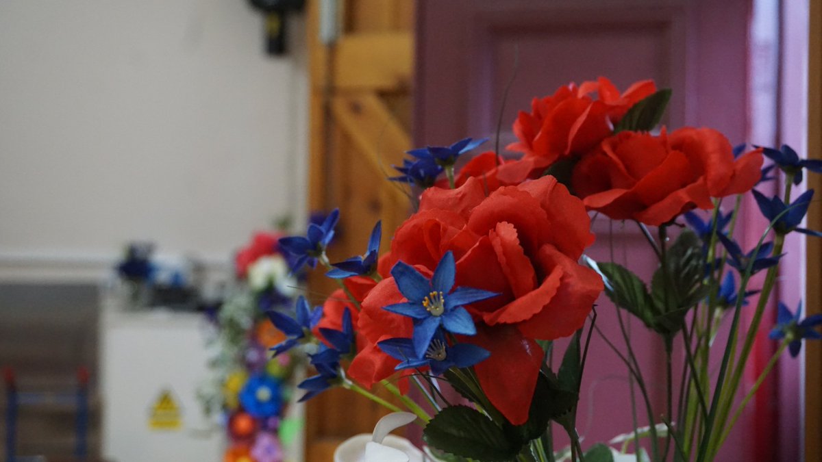 SpaldingURC's tweet photo. We are OPEN for the #spaldingflowerparade - a range of cakes, biscuits, sandwiches, drinks and snacks available, including gluten free options. Eat in or take away https://t.co/cSDfRTnLza
