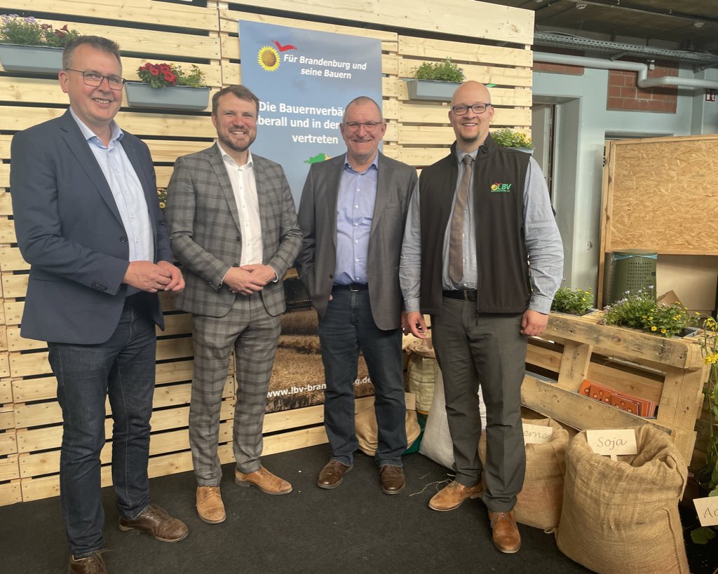 LBVBrandenburg's tweet photo. Die Politik zu Gast am LBV-Stand auf der #Brala. Den Auftakt machen Daniel Keller (Mitte li) und Johannes Funke (li) @spdfraktionbb . Ein dicker Fragekatalog der Landwirte auf dem Weg zur Wahrung ihrer wirtschaftlichen Stabilität liegt bereit. https://t.co/PvF4B90Sj3