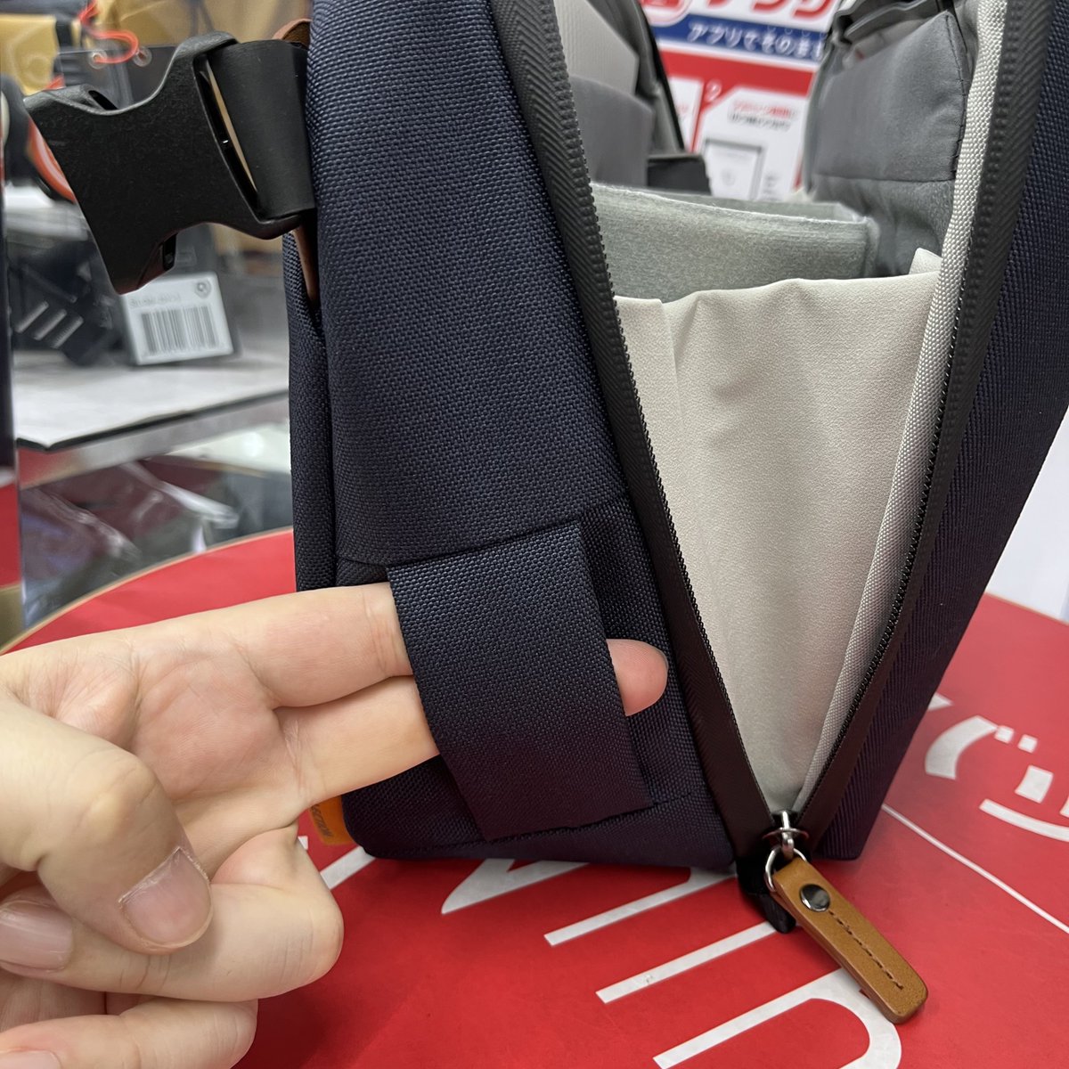 shosuga_info's tweet image. VANGUARD VEO CITY CB34にM1 MacBook Air 13.3インチが入るか試してみました（2枚目）
結果としてはギリギリ入る！って感じ。
ちなみに横にある部分ってあれが付けることができそうかのもポイント。今度試してみる。

#VANGUARD #VEOCITY  #cb34 #カメラバッグ #PeakDesign #capture