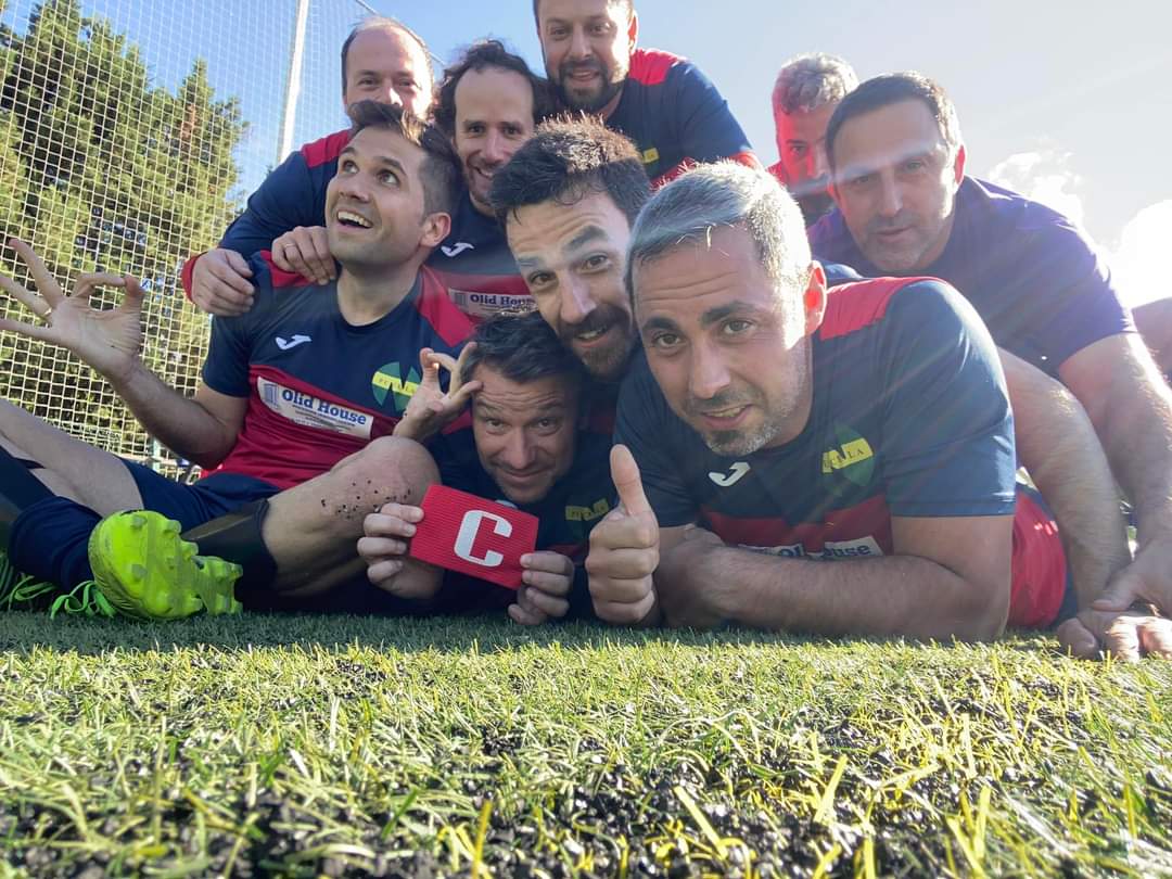 Pucelanewteam12's tweet photo. Siiii!! Estamos en semifinales!! #SomosNewTeam 🔴🔵🔝🔝👏👏⚽️⚽️ https://t.co/2QQnZtUAGw