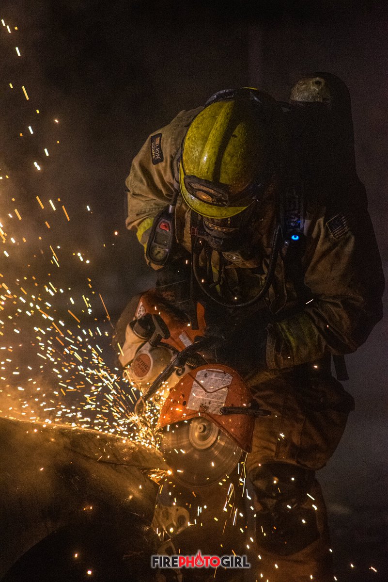 FirePhotoGirl's tweet photo. ME224 late night auto fire in #SanBernardino  @SBCOUNTYFIRE https://t.co/mjG8A6sy26