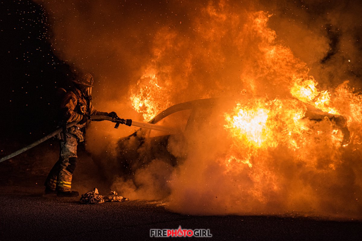 FirePhotoGirl's tweet photo. ME224 late night auto fire in #SanBernardino  @SBCOUNTYFIRE https://t.co/mjG8A6sy26
