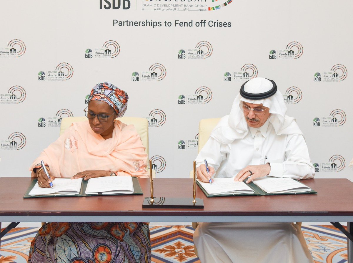 At #IsDB2023AM, #IsDB President H.E. Dr.  Al Jasser met w/ H.E. <a href="/ZShamsuna/">Zainab Shamsuna Ahmed</a>, Federal Minister of Finance, Budget and National Planning (IsDB Governor for Nigeria). Dr. Al Jasser lauds the efforts of Nigeria on economic diversification &amp; enhancing competitiveness.