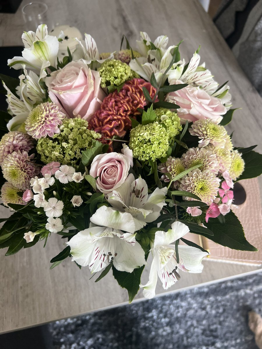 C_Kamie99's tweet photo. Recevoir des fleurs sans raison 😍 https://t.co/zTPViwMV2B